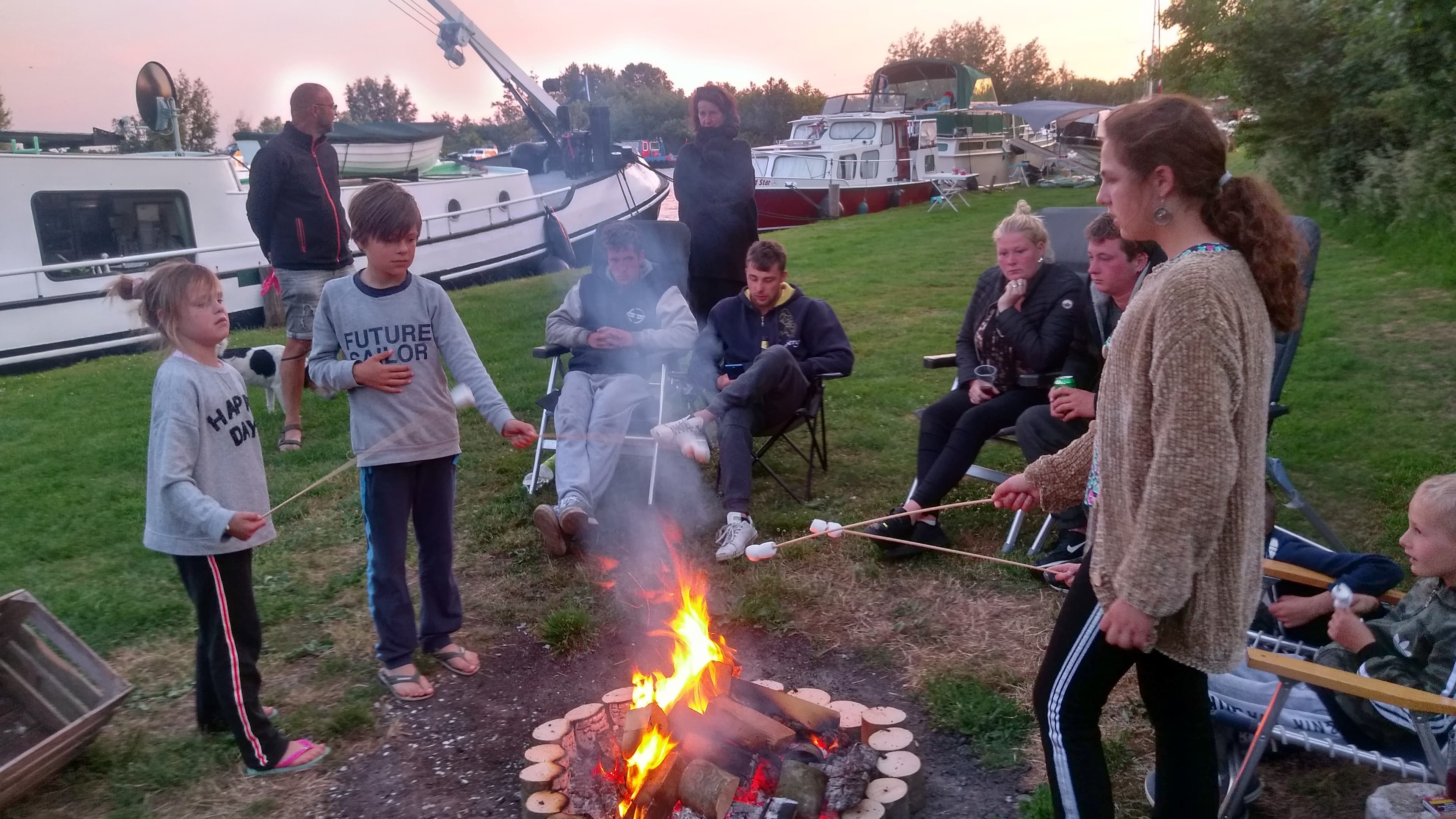 Kampvuur bij zonsondergang