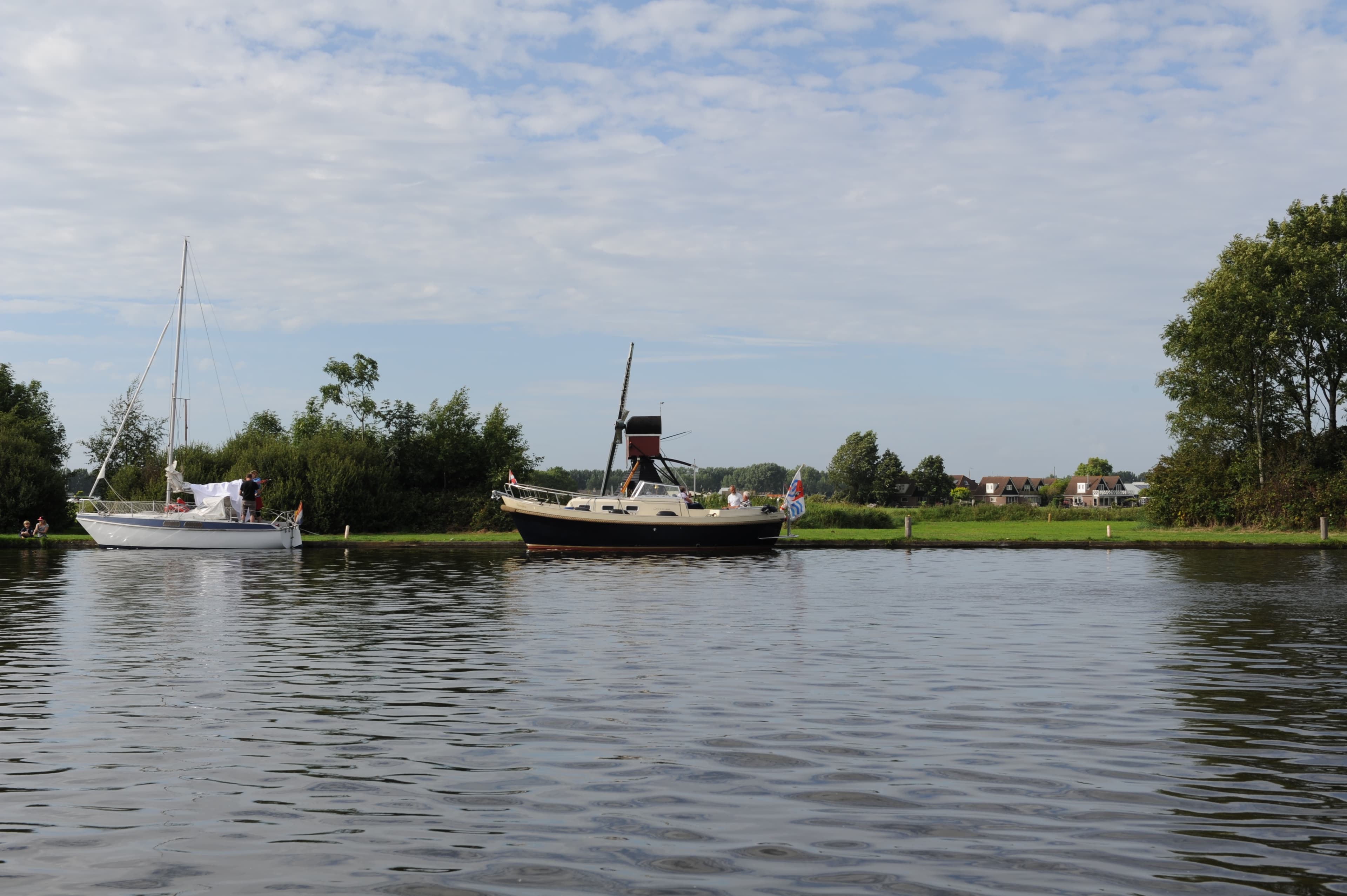 Zicht op het water met molen